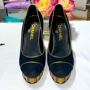 EXCELLENT CONDITION CHANEL SUEDE PUMPS